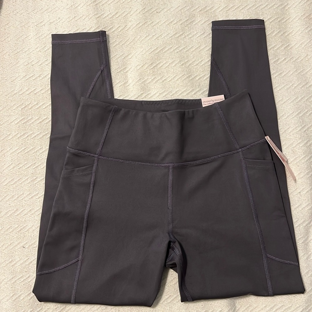 NWT. Victoria’s Secret 7/8 Studio leggings. Gray, size 6